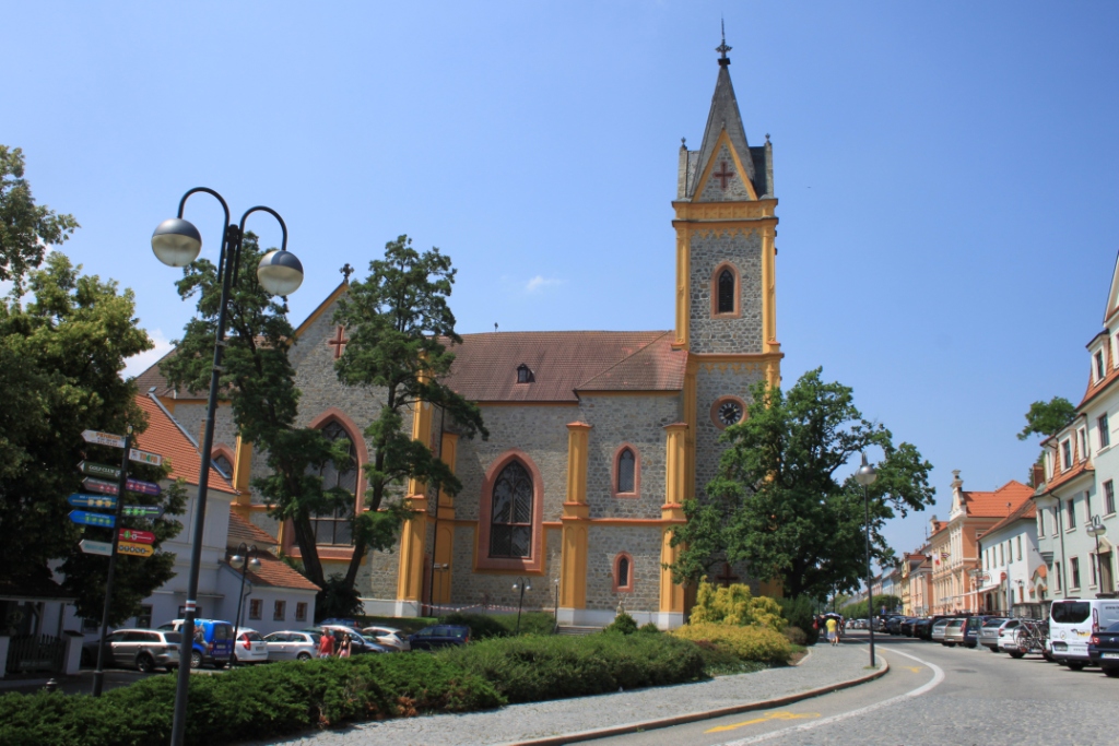 HLUBOK� NAD VLTAVOU
