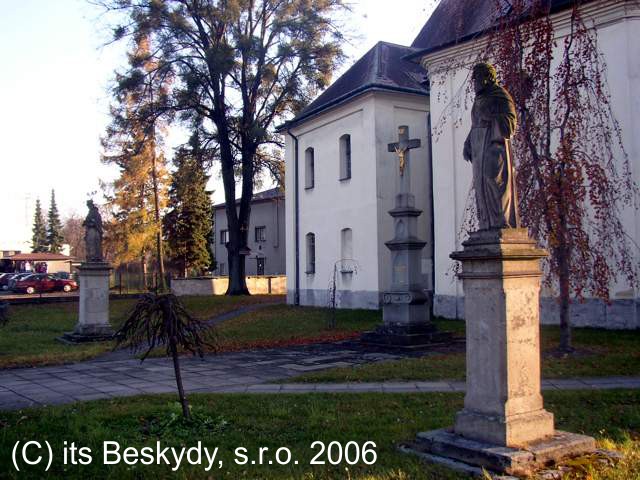 sochy u kostela